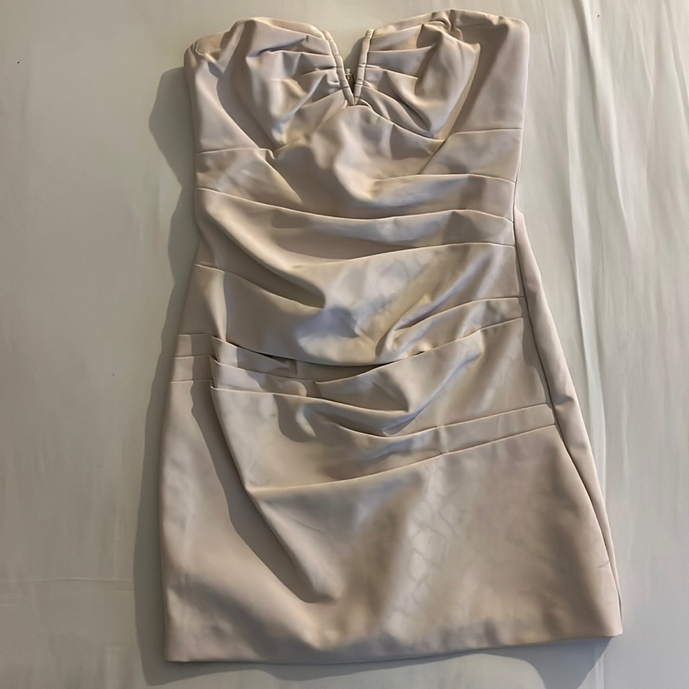 Super adorable, strapless and fitted mini dress (size small)